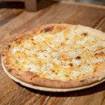 Cheese Tavern CASCINA - ダブルクワトロフォルマッジ (8種のチーズピザ)