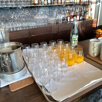 R restaurant & bar - ミネラルウォーターと牛乳はここ