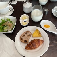 R restaurant & bar - メインが来る前にブッフェでサラダなど揃える。エシレバターとマーマレードでレーズンくるみブレッド。