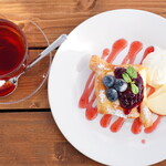 V8 cafe - 【2022.12】フルーツパイ・ブルーベリー(税込450円)、セットドリンク・紅茶(税込250円)