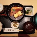 すし屋 銀蔵 - 煮魚定食配膳時