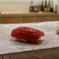 鮨 神楽 - 赤身。ねっとりと旨みが濃いので、中トロの後でもまったく物足りなさはありません。
                    これは、とても好みです！