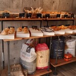 Boulangerie Mémé Simone - おしゃれな店内。