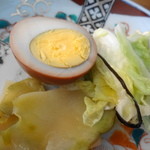 山本餃子 - 定食には3種類のおかず（少しだけど）がつきます　煮玉子は八角がほのかに香って。キャベツは甘くてやわらかい～