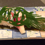 鮎知 - 笹切りアートに彩られた鮎のにぎり寿司