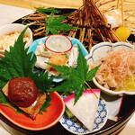 喜禄 - 先付　小松菜煮浸し、きゅうり味噌、いわし梅煮、フグの皮の湯引き、汲み上げ湯葉、銀杏と海老