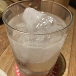 Juuwarisoba iyaiya sambai - レモンサワー650円、お酒も上質な感じ、特に氷がよかった