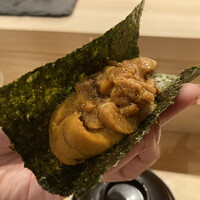 SUSHI TOKYO TEN、 新宿店 - バフン雲丹、手渡しでー