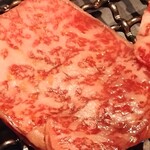 Yakiniku Gyuutopia - A5ランクのペラリン肉　持ち上げると脂が溶け、解れてしまいます。逆に脂がすごいのでこれくらいの厚みで良いのかな？(笑)