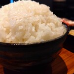 Yakiniku Gyuutopia - ライス大盛り、ダイコンキムチだけでも白米がイケてしまうわ。玉子スープをはじめ、全体的に旨味調味料が入っているのかな？