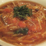 生碼麺食道 - 「季節のオススメ生碼麺　トマト」：“たっぷり野菜と豚肉の旨み”に裏打ちされた
      中華の“トマト炒め”とも違う、
      フレッシュトマトの酸味と旨みが
      ジワジワッと、柔らかな洪水♪
      