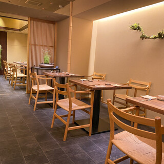 【テーブル席】
                                          2名様のお席です。
                                          デートや友人とのお食事にどうぞ。