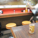 珍竹林 - 店内はカウンター席とテーブル席の構成ですが、
かなりこじんまりしています。
