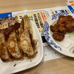 Bamiyan - 食べかけですが餃子2人前527円と唐揚げ4個329円クーポンで296円。唐揚げは小さいです。