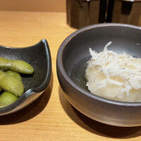喜鈴 - お通し(500円サ別)の枝豆の東煮としらす大根おろし