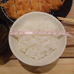 とんかつ 豚しゃぶしゃぶ 梅里 - 梅里豚（ばいりとん）ロースかつ定食（150g）_1650円　お茶碗の直径1cm