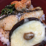 よねさん - よねさんの賄い丼。アイデアが光ります。