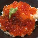 よねさん - よねさんのいくら丼はプチプチいくらが酢飯の上にたっぷりです。