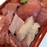 よねさん - 海鮮丼。この日のイチオシまかじきは味が濃く食感も良かったです。