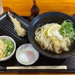 手打ちうどん 釜や - ぶっかけ(温)、オプション海老天・温玉、盛り放題の薬味