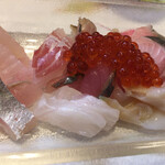 よねさん - いくらが乗ってるのが生にしんのお刺身。東京で食べられるのはよねさんだけ？！