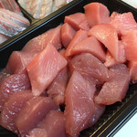 よねさん - さっぱり部分も中トロ部分も味わいがとにかく濃ゆいのがよねさんのマグロ。