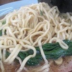 楽家 - 麺は太麺ですのでスープとの絡みも良いです