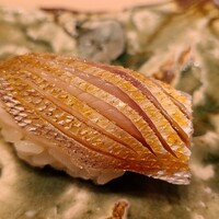 鮨　いの - ③春日子(真鯛、愛媛県八幡浜産、15cm位)
                    全て雌で生まれるので春日子は全て雌
                    手間の掛かるネタで最近はお鮨屋さんであまり提供されない
                    久々に丁寧な仕込みの清んだ旨みを楽しみました