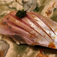 鮨　いの - ⑧真鯵(愛媛県高浜産、30cm)
                    産卵期は春～夏、旬は秋～冬
                    日本全国にいるが地域で味わいが異なる
                    それほど大きくないが肉厚で脂のりが良い
                    この時期、広島側では殆ど居ないが愛媛側だと普通に獲れるらしい