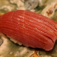 鮨　いの - ⑨本鮪背トロ(青森県大間産、血合い際近く)
                    日本近海の産卵期は春～夏、旬は初秋～冬
                    夏の腹の中トロ並みに脂がのっているが、背トロらしい上品な脂の旨み
                    口の中でサラッと融けます
                    1万円未満でこれは驚愕！