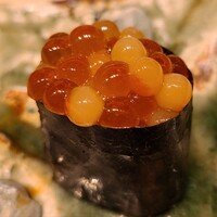 鮨　いの - ⑫新イクラ(北海道産)の生&半熟【湯煎85.7℃】軍艦巻き
                      生イクラのプリッとした食感とフレッシュな旨み、半熟イクラのトロッとした食感と濃厚さを増した旨み、面白い