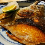 渋三魚金 - サーモンカマ塩焼き 780円