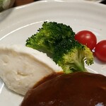 キッチン ブルー グローブ - 備え付けのポテサラ、ブロッコリー、ミニトマト