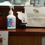 キッチン ブルー グローブ - テーブル前の棚