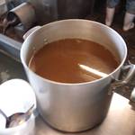 谷川製麺所 - ダシの入った寸胴。底には具が・・・