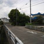 谷川製麺所 - 橋と青い屋根が目印。