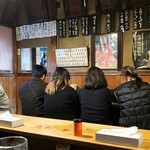 岸田屋 - 壁際カウンター席