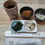 Tonichi - 小鉢は、大根煮物、玉葱マリネ、和布和物と漬物。