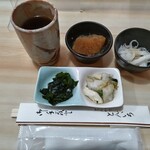 とんかつ とんいち - 小鉢は、大根煮物、玉葱マリネ、和布和物と漬物。