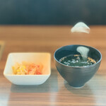 焼肉うしごろ - ① キムチ+ナムル、ワカメスープ