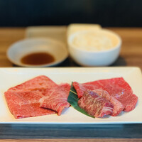 焼肉うしごろ 新宿三丁目店 - ③ 肉盛り7種（塩：4、タレ：3）、ライス