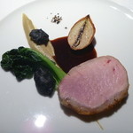 La vida - 鹿児島県産黒豚のロースト 黒ニンニクソース ナスのピューレ ターサイ、空豆の炭のコロモのフリット、ペコロスのグリル添え