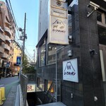 ビーフキッチン 中目黒本店 - 上目黒商店街、地下だけど窓が大きいから明るいし、圧迫感ない。