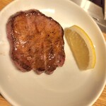 ビーフキッチン - 厚切り牛タンに有機レモンを搾って