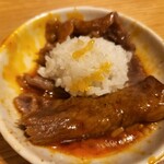 ビーフキッチン - お肉の上にご飯を乗せているの図