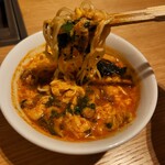 ビーフキッチン - ユッケジャン麺、辛ウマ(^ω^)　フワフワかき卵もいい感じ。
