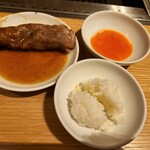 ビーフキッチン - ご飯を事前に半分に分けるよう指示されます。この卵も京都宇治産の濃厚な黄身で、色が濃い！