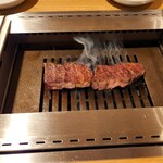 ビーフキッチン - こちらのサガリは希少部位らしい。　ロースターの側面から煙が吸われてくのが見える(^ω^)