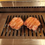 ビーフキッチン - 1枚目の分厚い牛タン(^ω^)