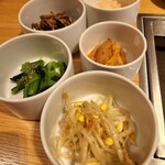 ビーフキッチン 中目黒本店 - 初回のお通し(4種ナムルとキムチはお代わり自由)